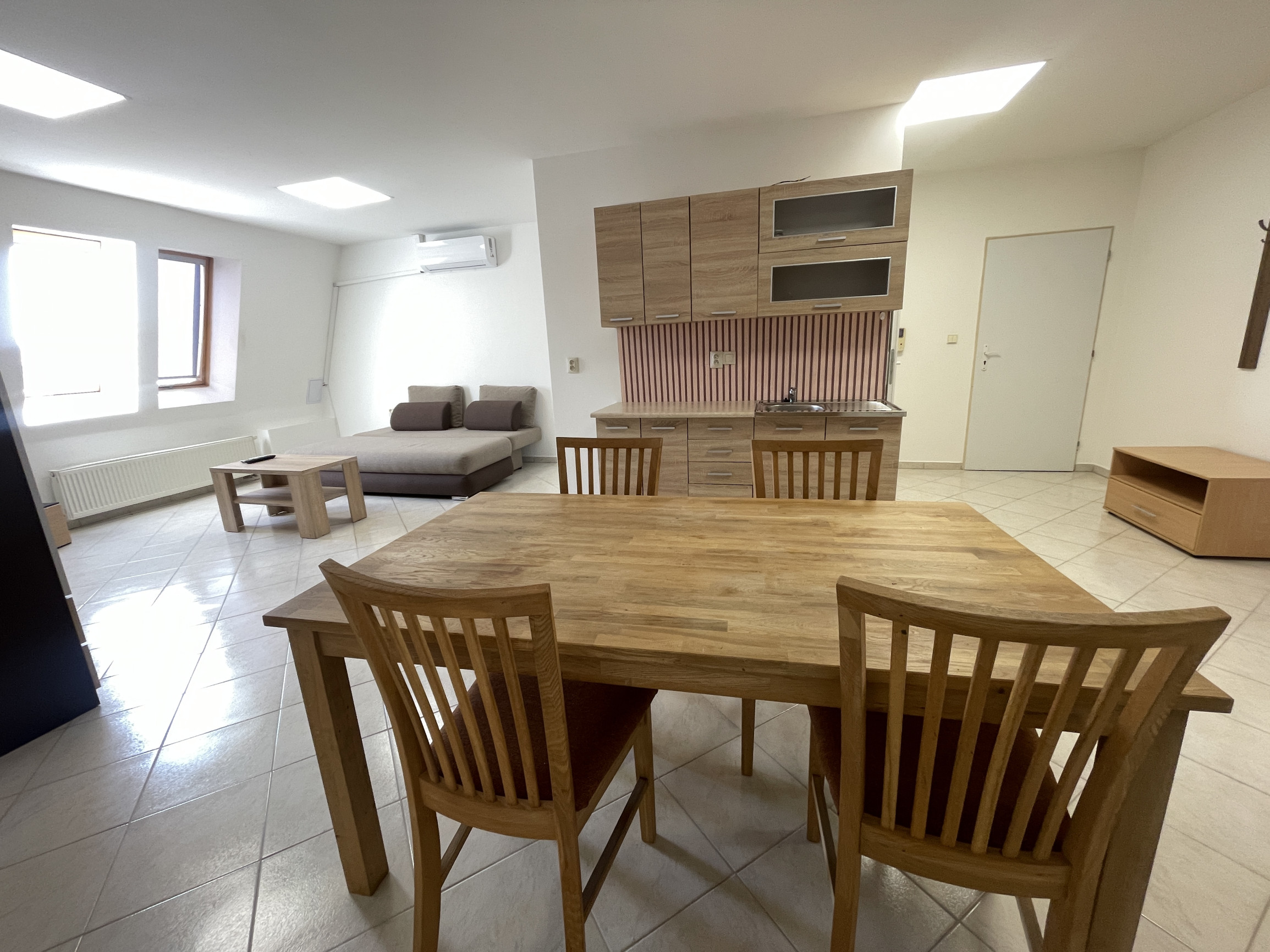 Na prenájom garsónka v Nových Zámkoch