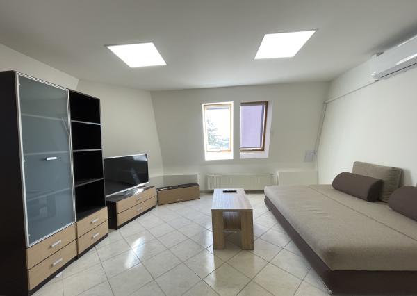 Na prenájom garsónka v Nových Zámkoch